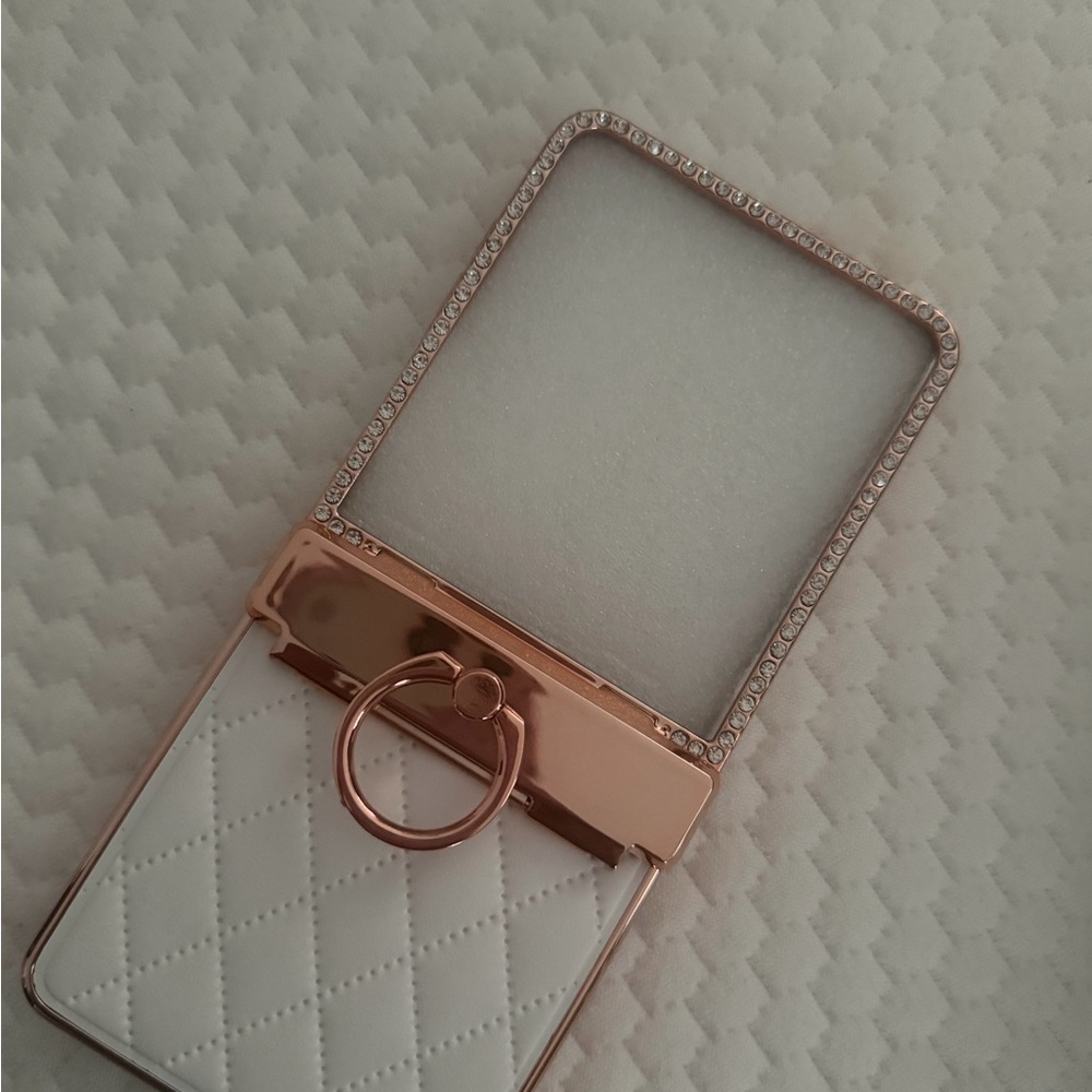 Elegant Quilted White and Rose Gold Ring Box